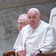 Médico explica riscos da pneumonia bilateral, que acomete o Papa Francisco: 'Resposta piora com a idade'