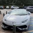 Criticaram o dono de um Lamborghini por estacionar em vaga para pessoas com deficiência, mas não esperavam sua resposta