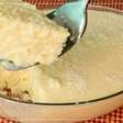 Bolo de tapioca na travessa: tão cremoso e molhadinho que derrete na boca