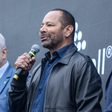 Pai de Neymar arremata coroa de R$ 3,5 milhões em Leilão Beneficente do jogador