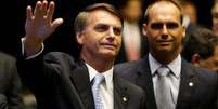 O então deputado Jair Bolsonaro e o filho, Eduardo Bolsonaro, durante cerimônia de posse na Câmara em 2015.  Foto: Ed Ferreira/Estadão / Estadão
