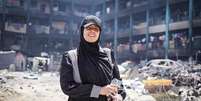 Fatma Hassouna em meio a destroços na Faixa de Gaza  Foto: Reprodução/Instagram/@fatma_hassona2 - 19.10.2024