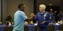 Vinícius Júnior e Carlo Ancelotti se encontram na concentração da Seleção  Foto: Divulgação/CBF/@rafaelribeirorio
