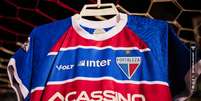 Camisa do Fortaleza com o novo patrocínio da Cassino. Foto: Leonardo Moreira/FEC / Esporte News Mundo