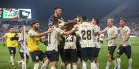 Elenco do Corinthians festeja gol marcado por Balbuena contra o Athletico-PR (Foto: Rodrigo Coca/Agência Corinthians) Foto: Elenco do Corinthians festeja gol marcado por Balbuena contra o Athletico-PR ( Rodrigo Coca/Agência Corinthians) / Gávea News