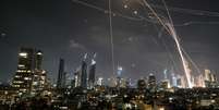 Domo de ferro israelense intercepta mísseis do Irã em Tel Aviv, mas projéteis atingem sete regiões da cidade  Foto: DW / Deutsche Welle