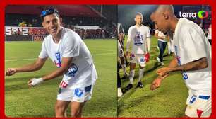Jogadores do Bahia jogam milho no gramado do Barradão em provocação ao Vitória após título estadual
