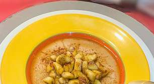 Mingau de aveia cremoso, sem leite e açúcar com banana e mel