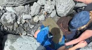 Homem sobrevive após ficar preso por pedra de 318 kg em riacho nos EUA