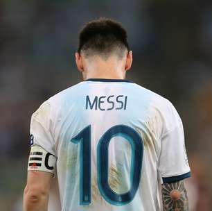 Juiz é xingado após expulsar Messi em Itaquera